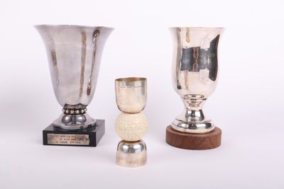 Réunion de deux trophées de golf sur piédouche en métal arge…