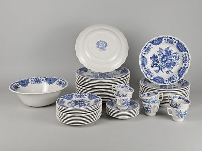 de nombreuses assiettes et bols posés sur la table