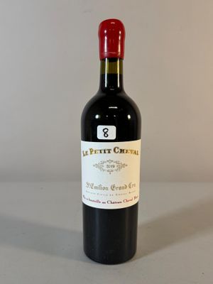une bouteille de vin posée sur une table