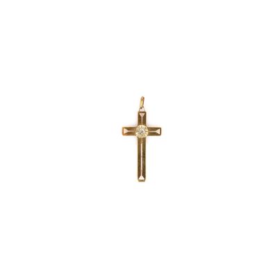 un pendentif en forme de croix en or orné d'un diamant
