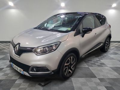 une voiture blanche est garée dans une pièce au sol à carreaux