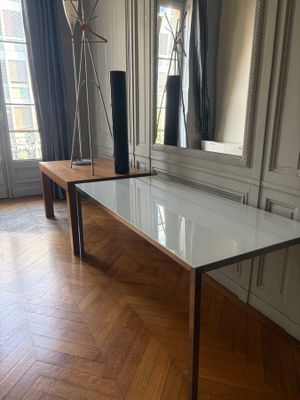 une table en verre sur laquelle est posé un miroir, dans une pièce