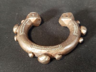 une photo d'un bracelet en métal