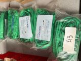 beaucoup de tuyaux verts posés sur une table