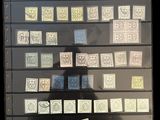 une photo d'une collection de timbres accrochée au mur