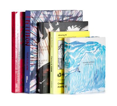 un grand nombre de livres empilés les uns sur les autres