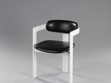 une image représentant une chaise en noir et blanc sur un fond gris