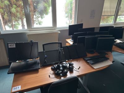 beaucoup d'ordinateurs sur le bureau au bureau