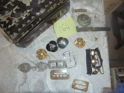 une table sur laquelle sont posés de nombreux bijoux