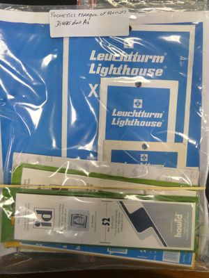 deux paquets contenant des appareils électroniques posés sur une table