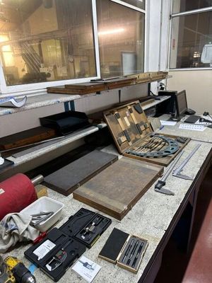 une photo d'un établi avec beaucoup d'outils dessus