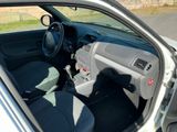 une voiture garée sur le bord de la route