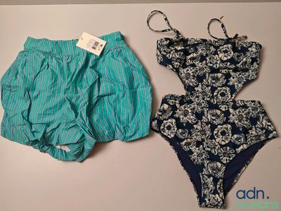 deux maillots de bain et culottes pour femmes posés sur une table