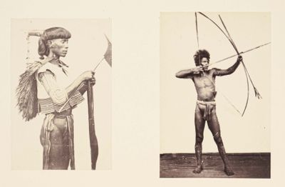 deux photographies en noir et blanc représentant un homme avec un arc et une flèche