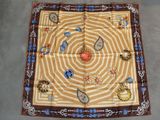 une photo d'un foulard carré orné d'un motif