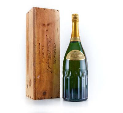 une bouteille de champagne à côté d'un coffret en bois