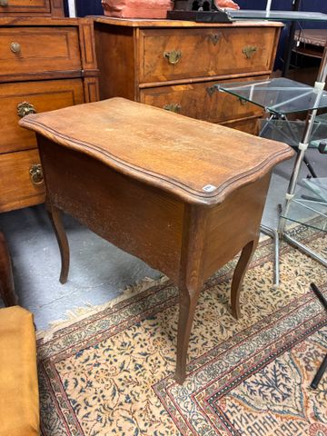 Petite table travailleuse de style rustique ouvrant à un abattant...