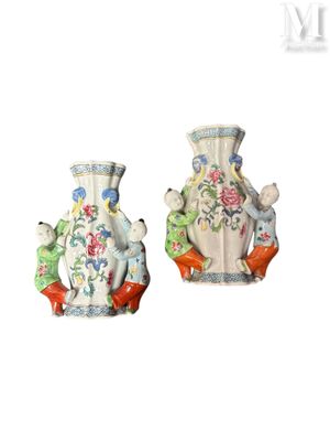 deux vases placés l'un à côté de l'autre