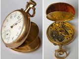 deux photos d'une montre de poche en or et d'une montre de poche en or