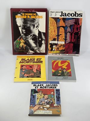 un groupe de livres posés sur une table les uns à côté des autres