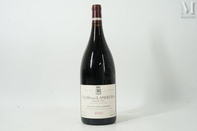 une bouteille de vin posée sur une table