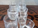 plusieurs verres à shot posés les uns à côté des autres sur une table en bois