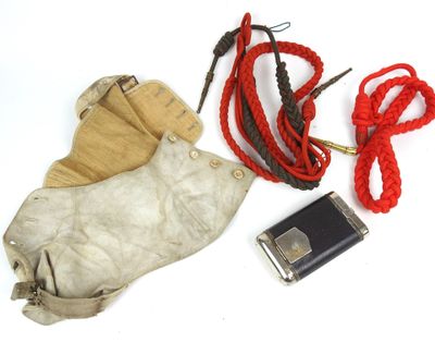 Ensemble composé d'une paire de guêtres, de 2 fourragères et…