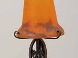 deux lampes posées sur une table en bois