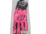 une paire de gants roses dans un emballage sur fond blanc