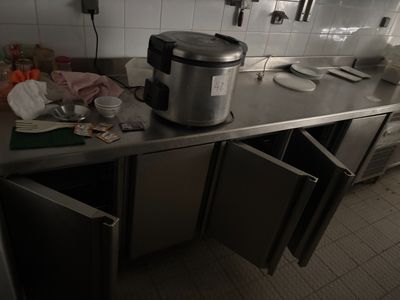 plan de travail en acier inoxydable dans une cuisine professionnelle, avec une poubelle