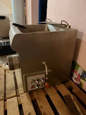 une machine posée sur une palette dans une pièce