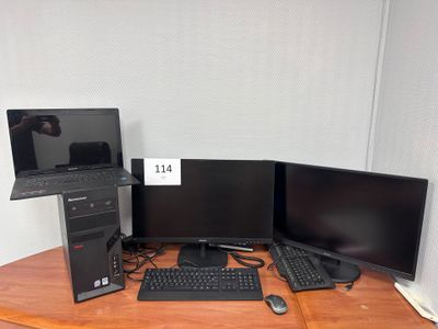 un bureau sur lequel se trouvent trois ordinateurs et un ordinateur portable