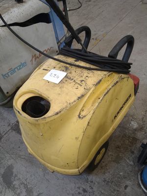 une machine jaune posée par terre à côté d'un sac