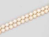 un rang de perles sur fond blanc