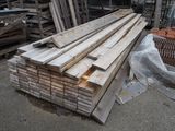 de nombreuses pièces de bois empilées les unes sur les autres