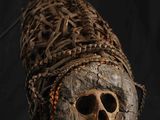 une image représentant un crâne sculpté dans un morceau de bois