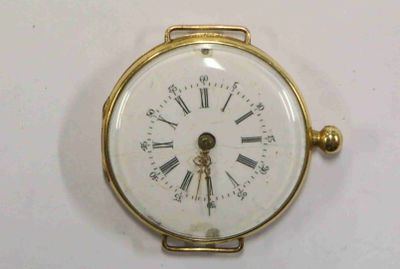 une petite horloge dont le cadran est orné de chiffres romains