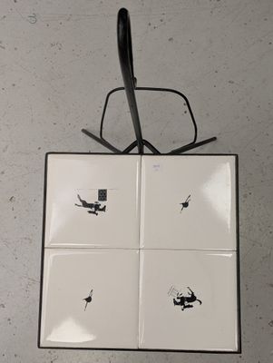 la photo d'une image en noir et blanc représentant une paire de lunettes posée sur un carreau carré