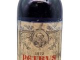 une bouteille de vin posée sur une table