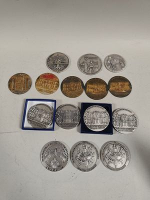 une table blanche recouverte de nombreux objets en argent et de pièces d'argent