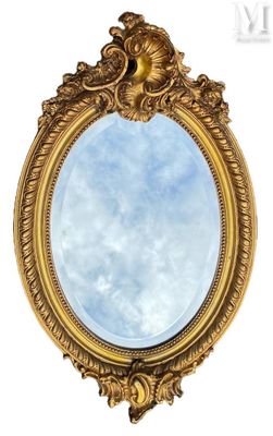 un miroir à cadre doré avec un ciel bleu en arrière-plan