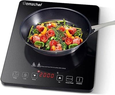 une poêle avec des légumes en train de cuire sur une cuisinière
