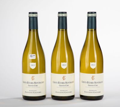 trois bouteilles de vin blanc posées sur une table
