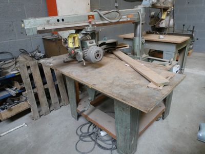 a machine that is sitting on a workbench in a garage