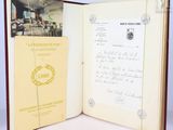 un livre ouvert sur lequel figure la photo d'un restaurant