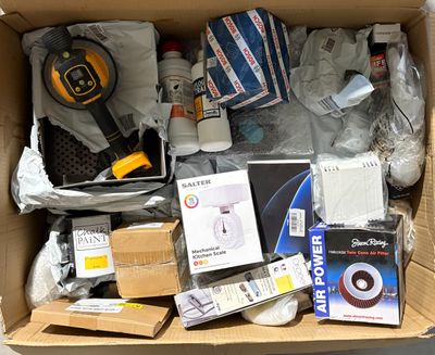 une boîte remplie d'objets posés sur le sol