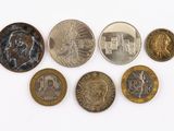 six types de pièces différents sont présentés sur une surface blanche