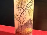 un vase en verre orné d'une image représentant un arbre