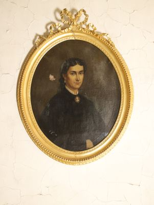 portrait d'une femme en robe noire avec un papillon dans les cheveux