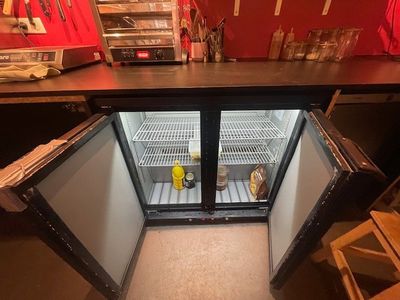 un petit réfrigérateur ouvert sur le plan de travail